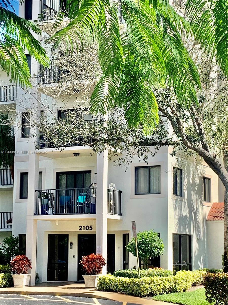 NOT available for the 2027 high season, only available from May to October 2026. This beautifully furnished top-floor condo in St. Tropez, Delray Beach offers 2 master suites and an open-concept kitchen with granite countertops and breakfast bar. Bright living/dining area opens to a private balcony with serene lake views and breezes.
Minimum 3-month rental. Community pool. Prime location just minutes to the beach and Atlantic Ave dining, shopping, and entertainment.