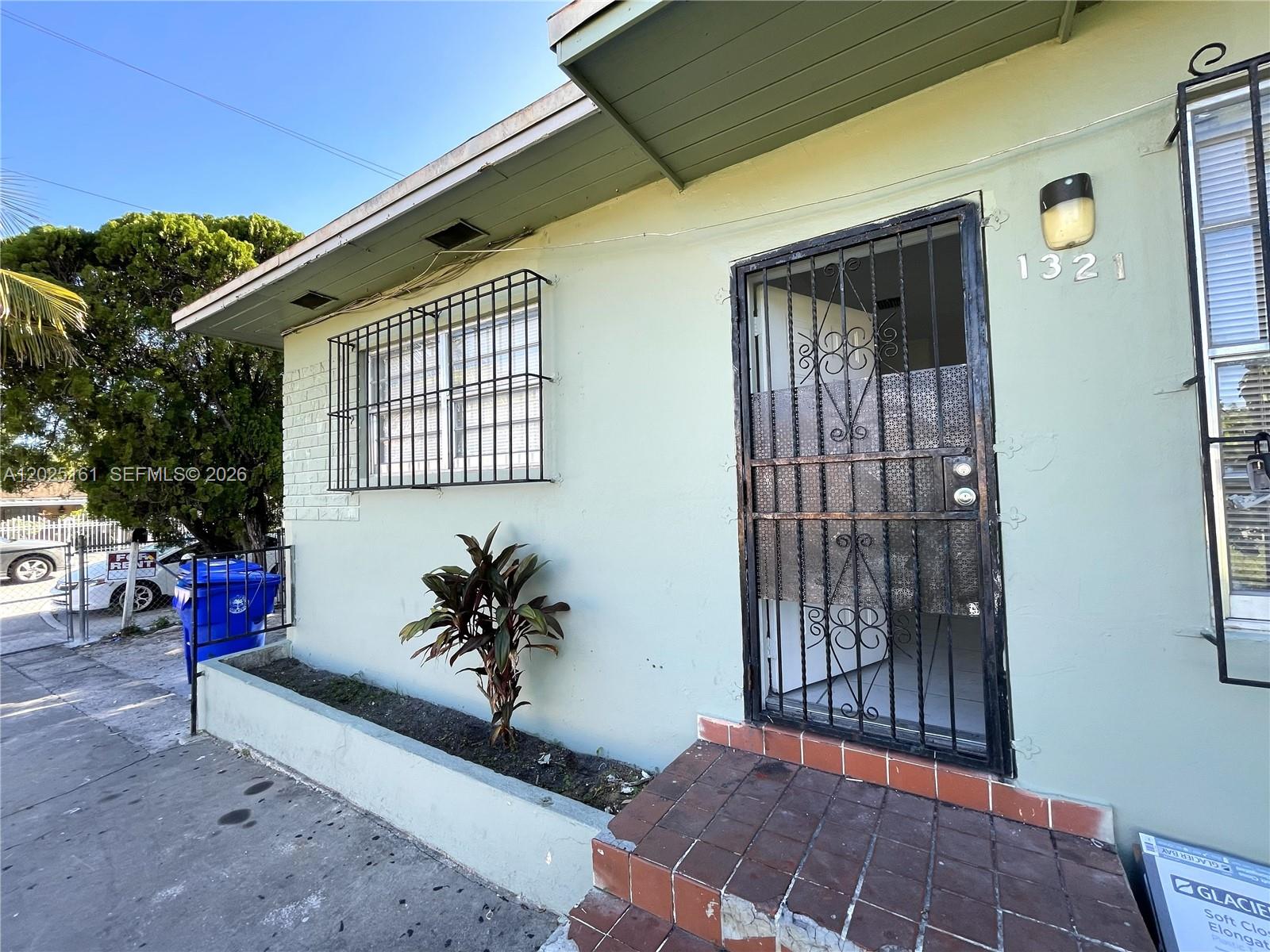 NO SELLER FINANCING. MUST SHOW PROOF OF FUNDS OR BANK LETTER. AS-IS Leases month to month. The duplex generates $5,200 of gross income. It only debits taxes $1.85% of the purchase price. It consist of 2 units of 2 bedrooms and a one bathroom EACH. The units look like in the picture there is room for upgrading and bring more income or maybe do Airbnb. Roof 2012 | A|C compressor 2025 | Plumbing 2016 | electricity copper