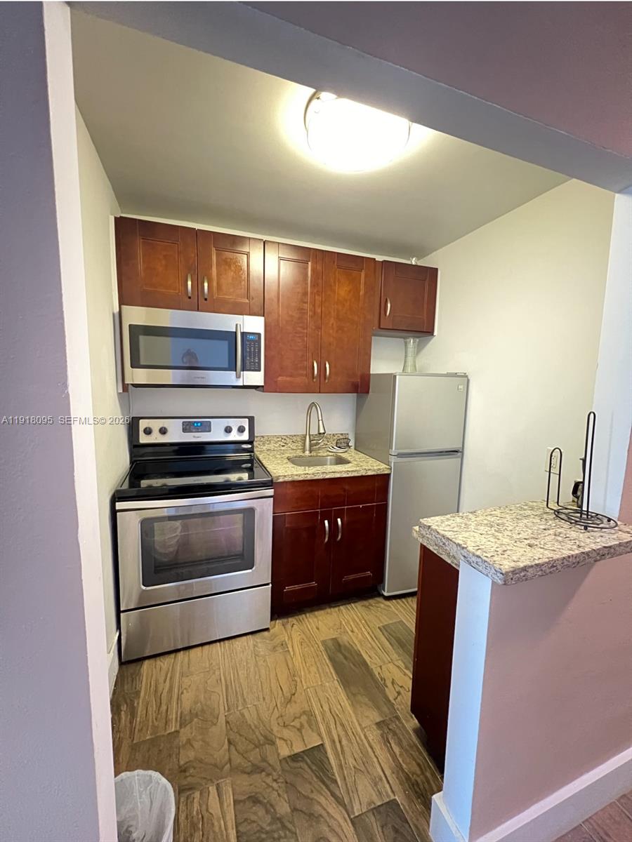 BAYSHORE YACHT & TENNIS C - Residential