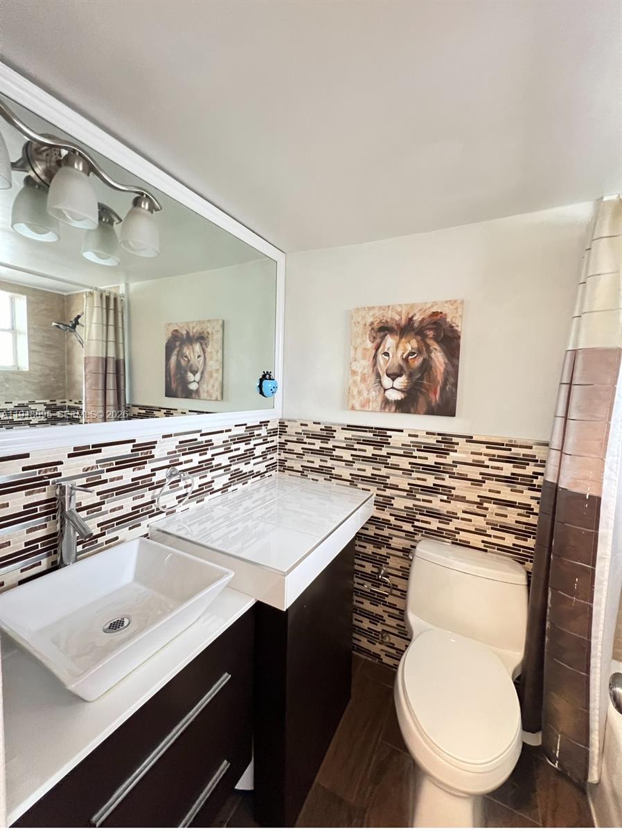 BAYSHORE YACHT & TENNIS C - Residential