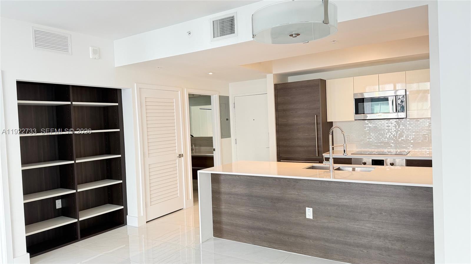 "AVAILABLE NOW", Spacious 1Bed + 1 bath unit, unit features his and her closets, build- in Bosh appliances, white quartz countertops, spacious bathroom, and full size washer and dryer in the unit. 1 assigned garage parking space. Conveniently located just steps  across from Merrick park shops and restaurants, university of Miami and 10 mins driving distance to Coconut grove. Merrick manor offers a variety of amenities , big pool, gym, recreation room, media room, and BBQ "