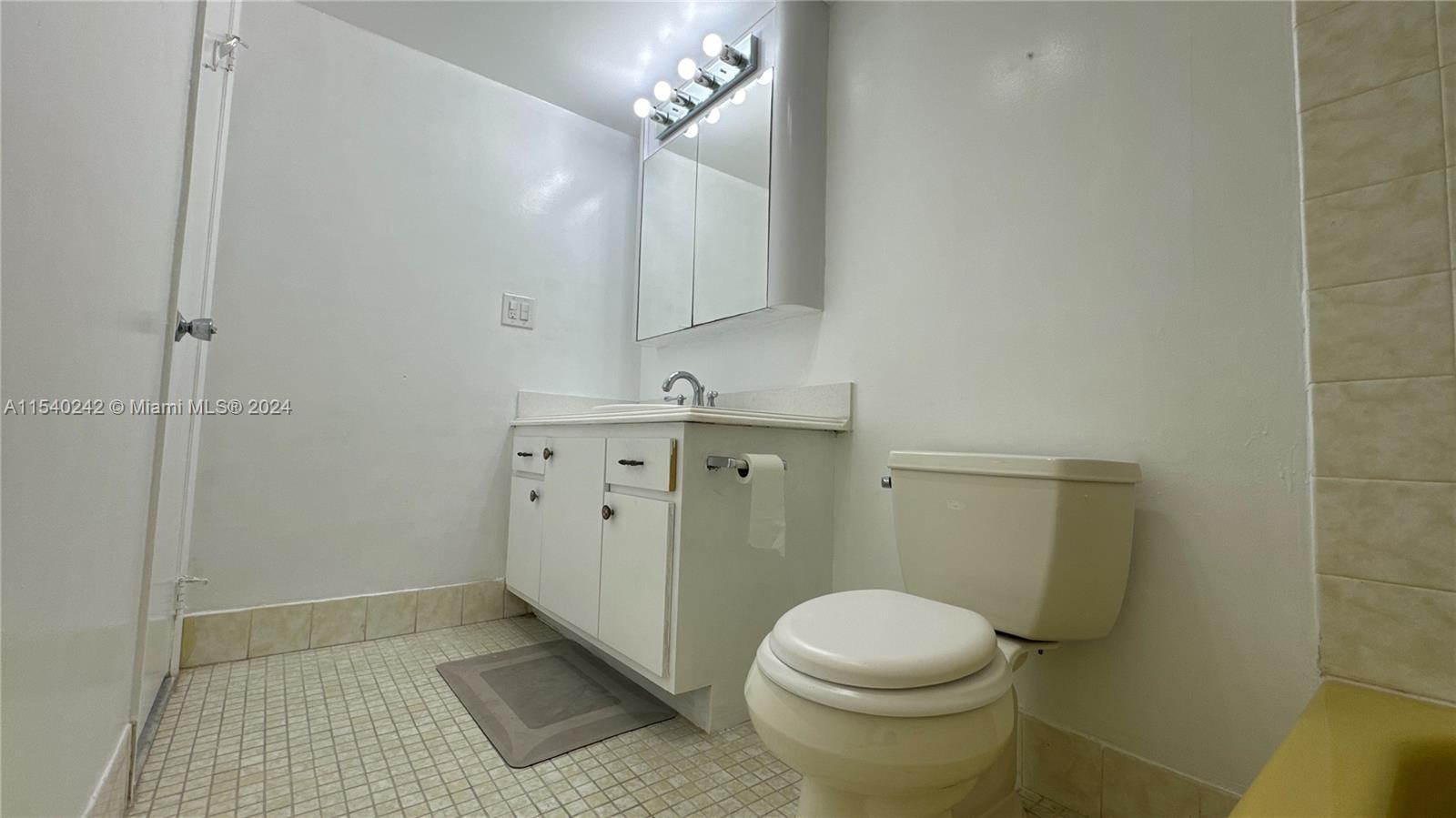 COMMODORE PLAZA CONDO - Residential