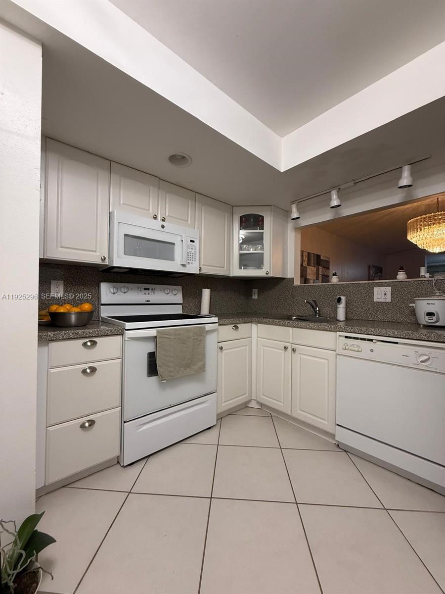 1 OF PALM SPRINGS 2 CONDO - Residential Lease