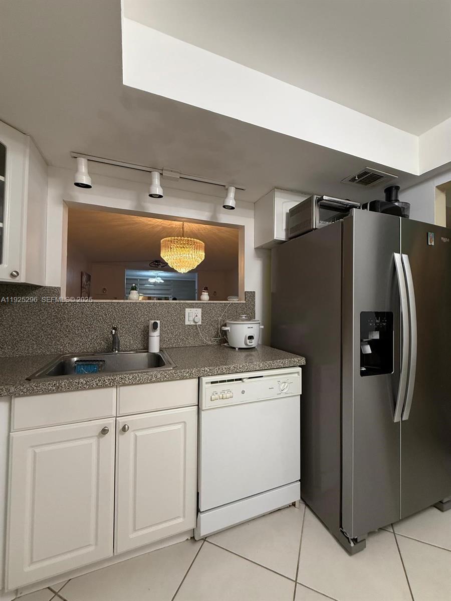 1 OF PALM SPRINGS 2 CONDO - Residential Lease