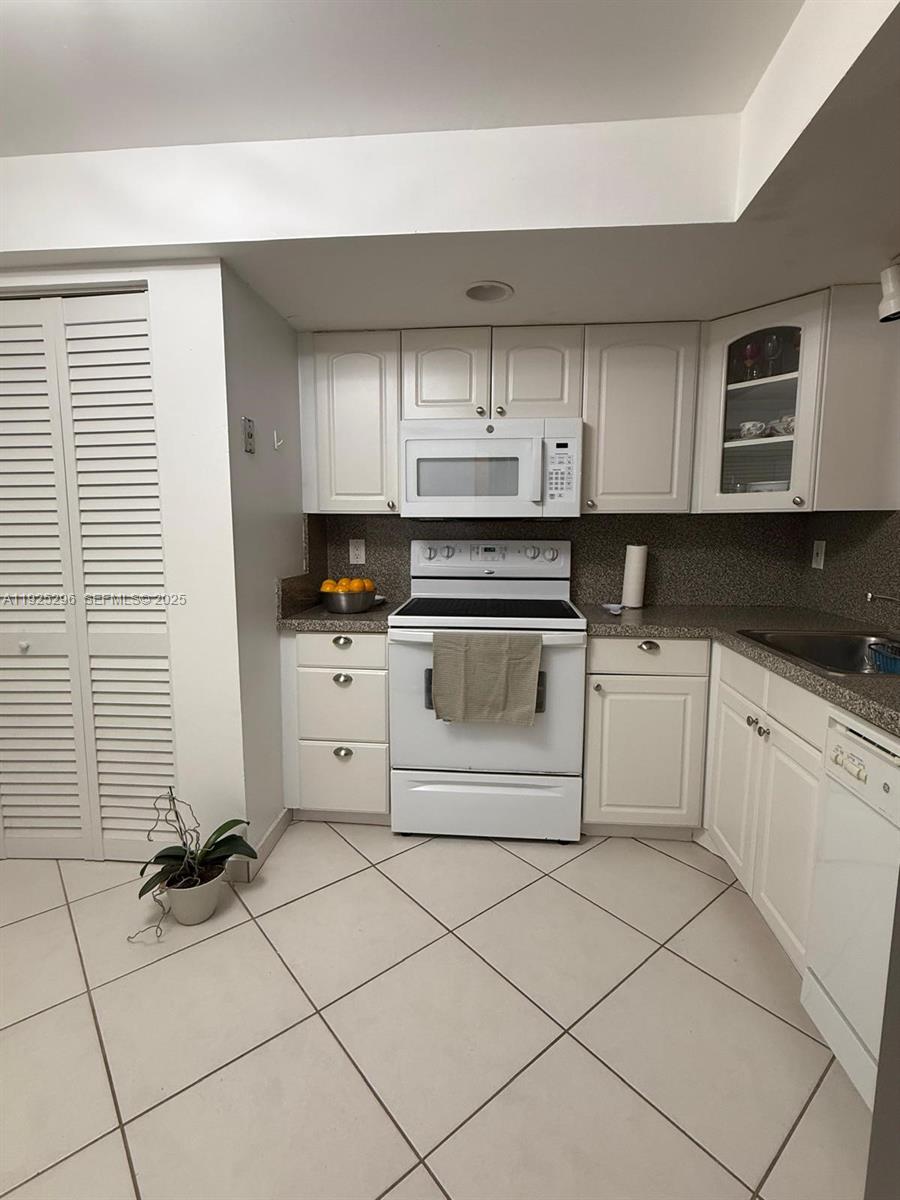 1 OF PALM SPRINGS 2 CONDO - Residential Lease