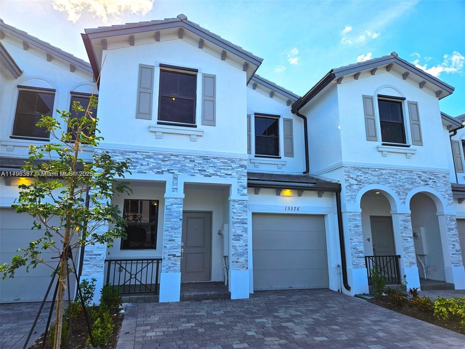 jJUST REDUCED FOR A QUICK SALE !!!  best price of  the community  on a 1847 sq ft models.  !Beautiful 3/2 .5, modern kitchen , beautiful renovated patio. , garage. Upgraded nice community pool, great location  , security 24h . Owner motivated