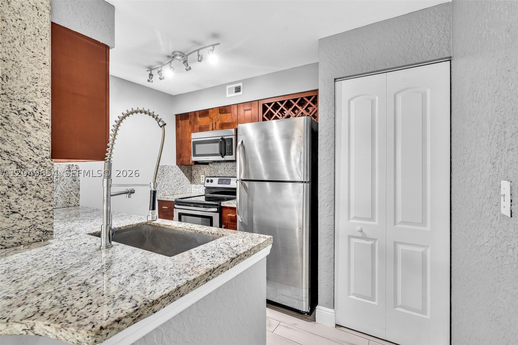 LAKEVIEW CLUB CONDO - Residential Lease