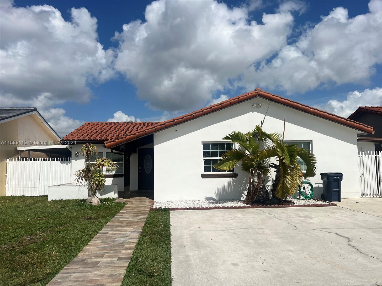GREAT LOCATION! Beautiful single family 3 bedrooms and 2 bathrooms, one story, NO HOA, new appliances, shopping centers and major highways, near to Dolphin & International Malls, 10 minutes to FIU, do not miss it, Contact L/A for showings!