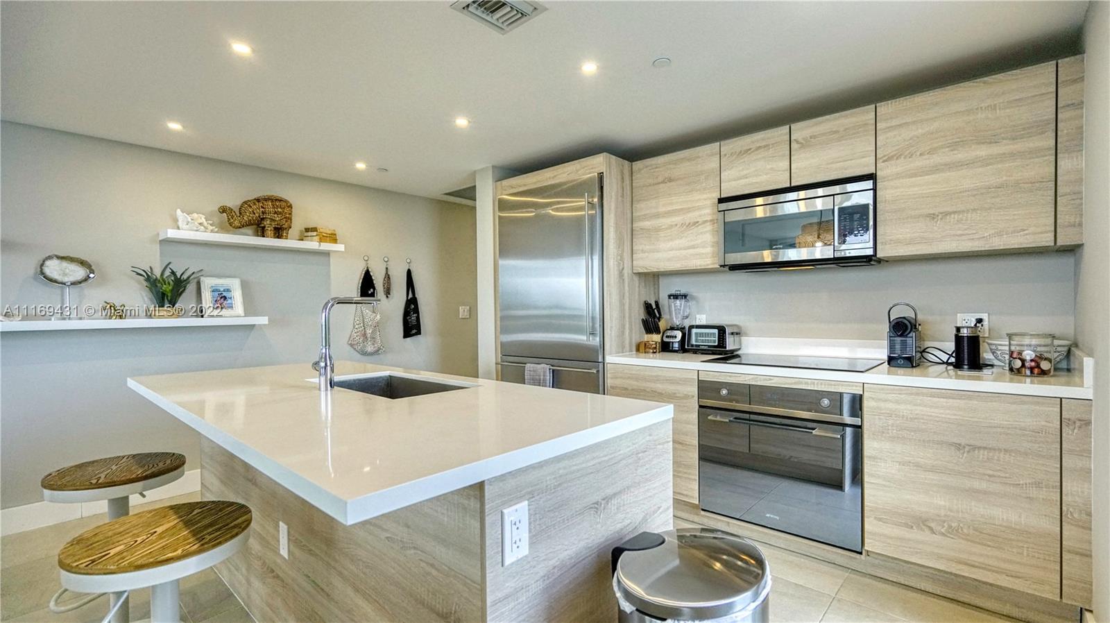 THE HARBOUR SOUTH CONDO - Residential