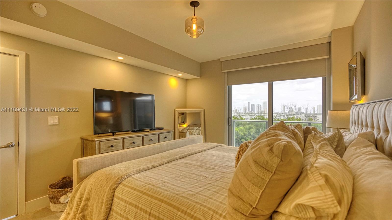 THE HARBOUR SOUTH CONDO - Residential