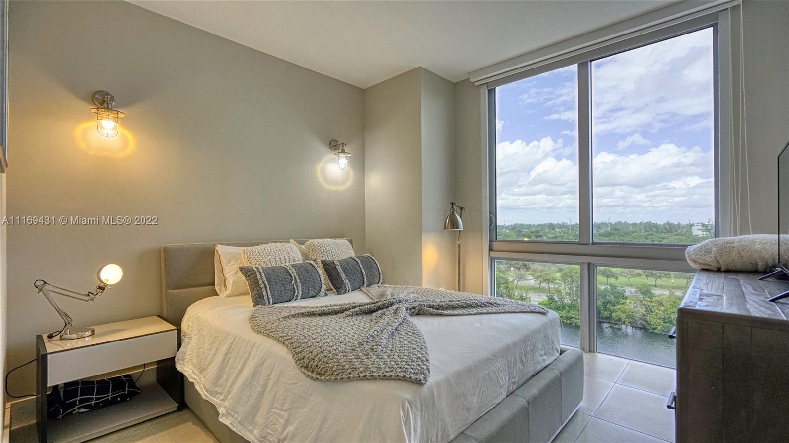 THE HARBOUR SOUTH CONDO - Residential