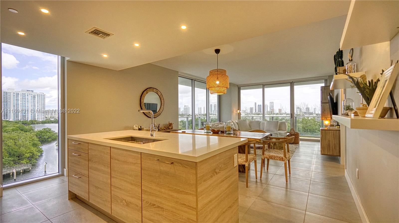 THE HARBOUR SOUTH CONDO - Residential