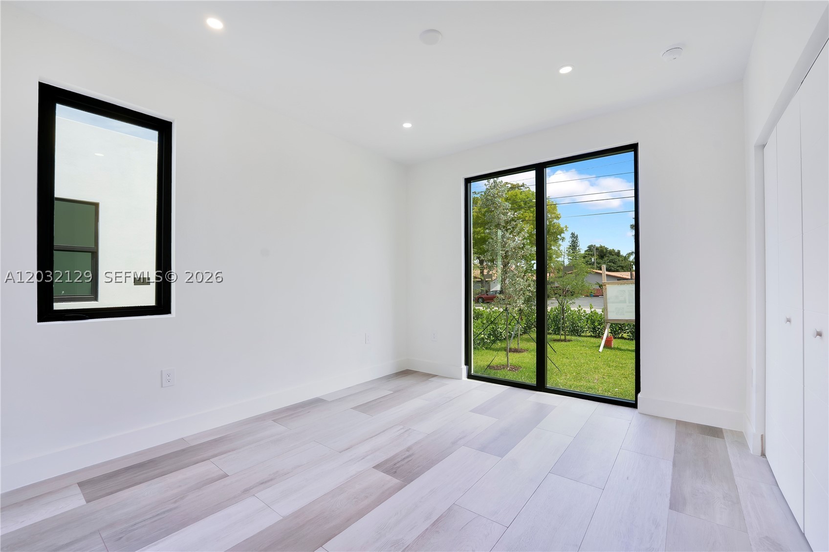 HOLLYWOOD TERRACE - Residential