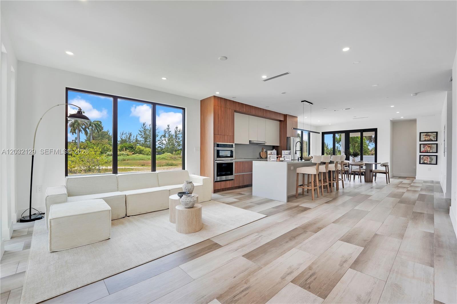HOLLYWOOD TERRACE - Residential