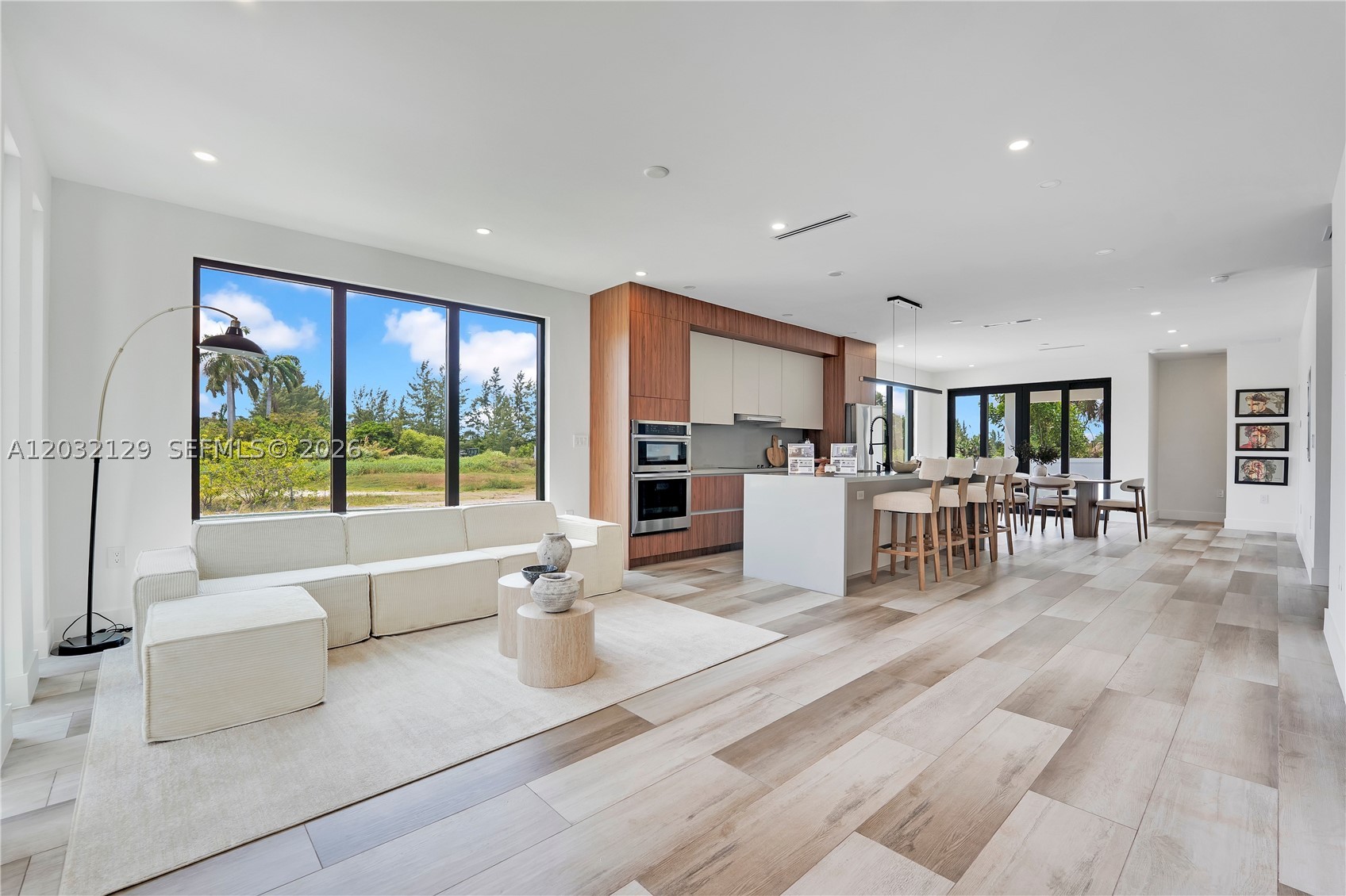 HOLLYWOOD TERRACE - Residential