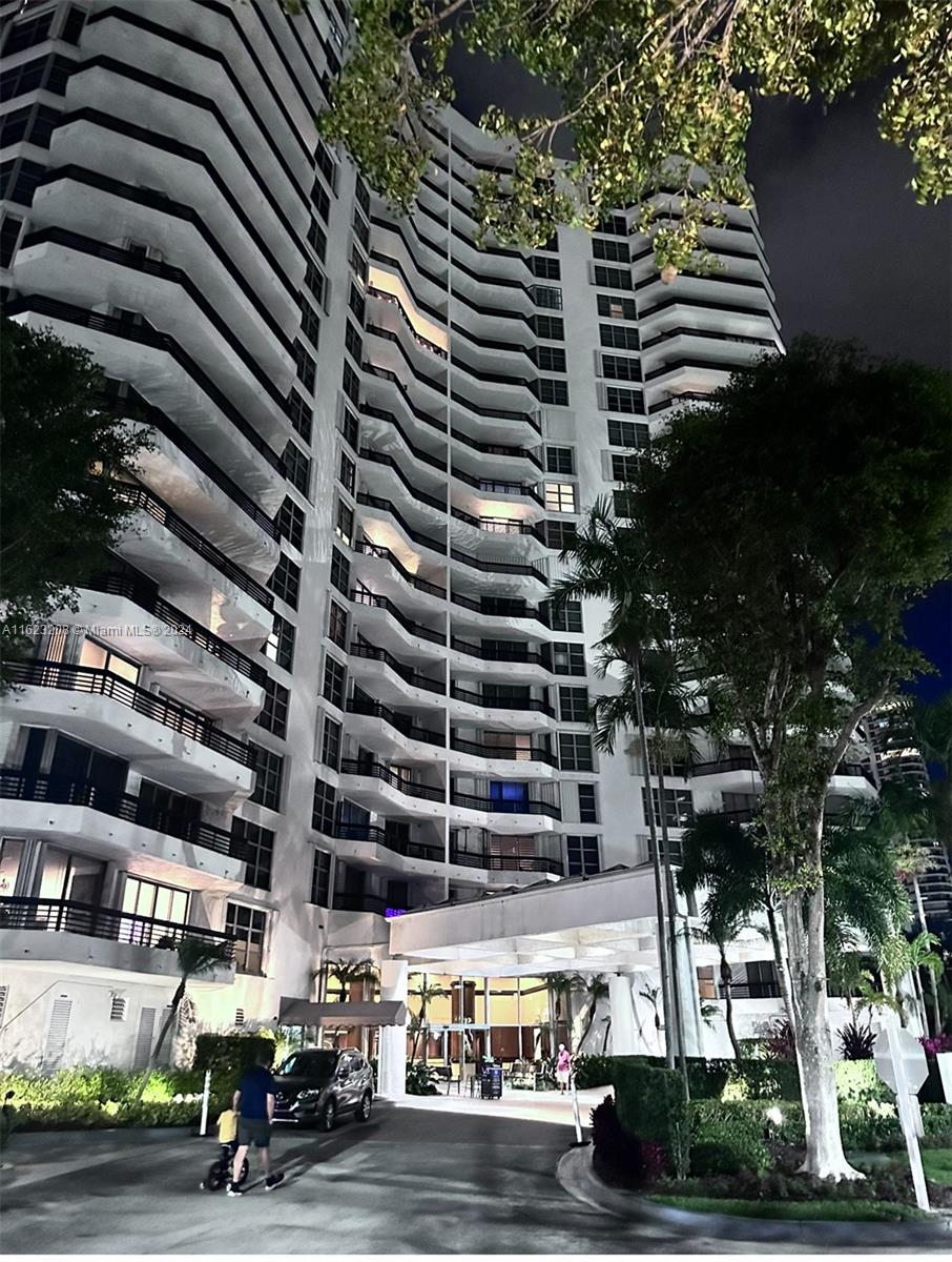 AVENTURA-BEST OPPORTUNITY - GREAT LOCATION - MYTIC POINT 600 -LARGE 2 BEDROOMS 2 BATH - WASHER/DYRER IN THE UNIT -SPLIT FLOOR PLAN WITH VERY NICE VIEWS OF TURNBERRY GOLF COURSE. GREAT AMENITIES -CONCIERGE , VALET PARKING , GYMM. 5 MIN TO SUNNY ISLES BEACH