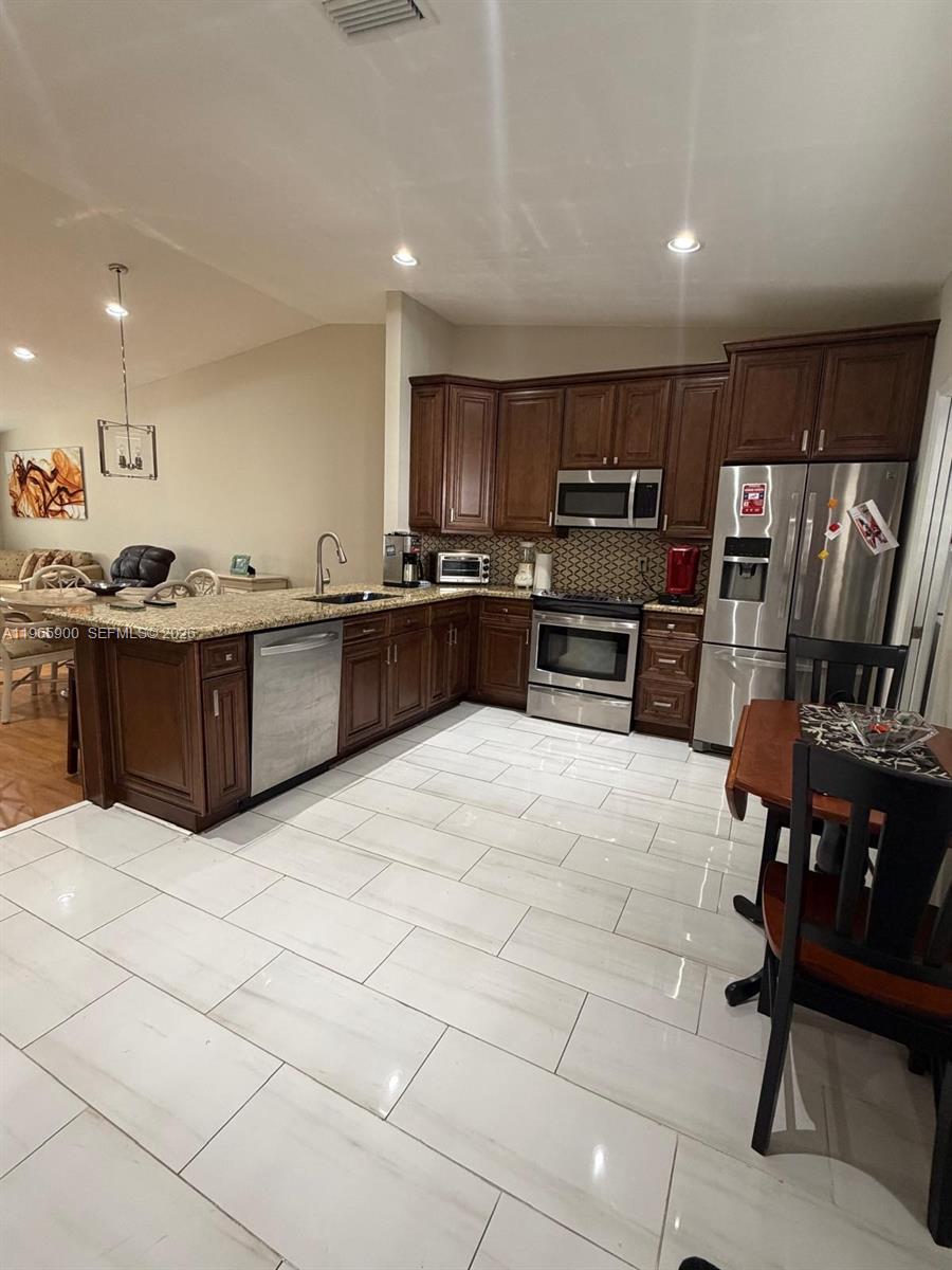 HUNTINGTON POINTE - Residential