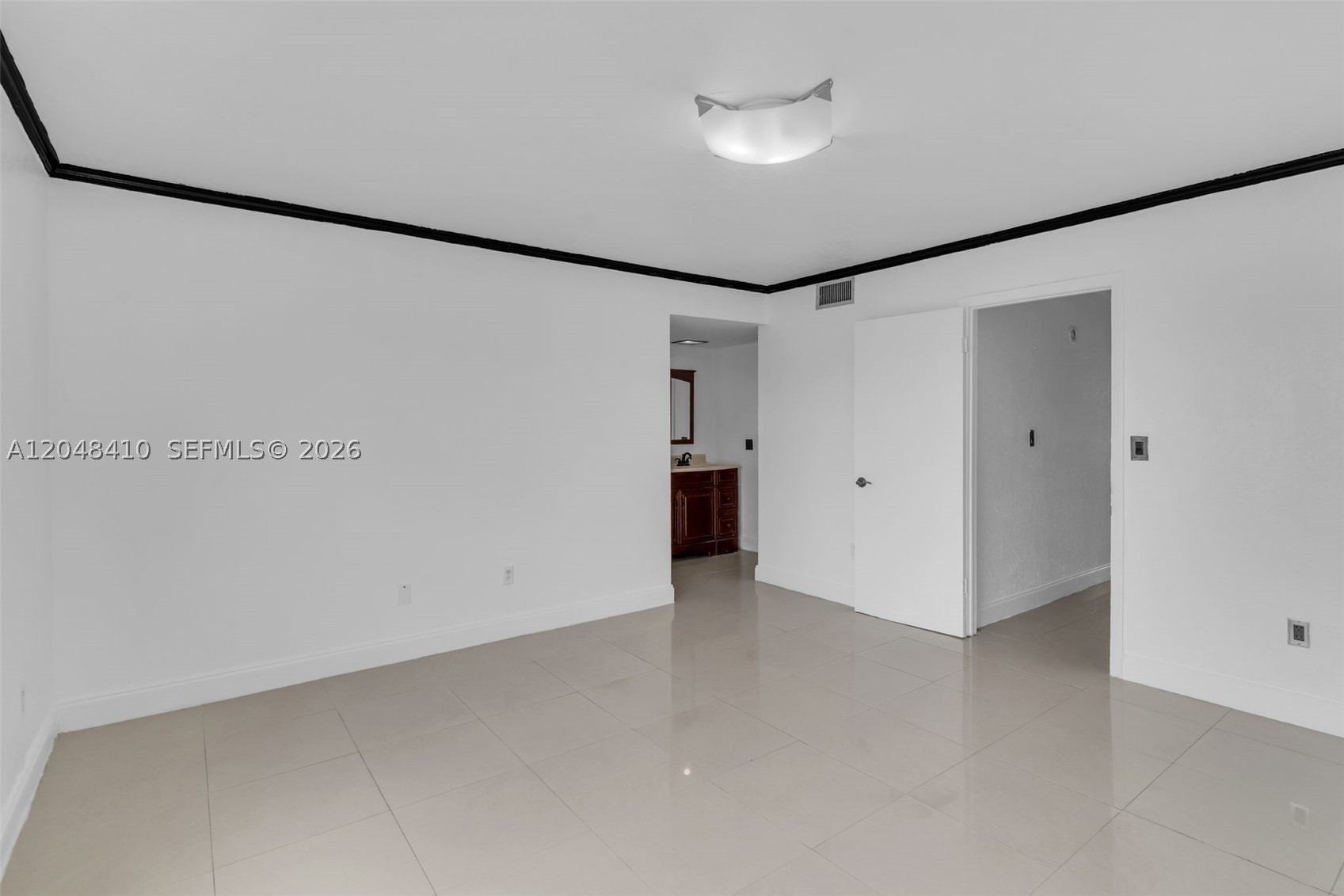 COUNTRY CLUB VILLAS TH CO - Residential