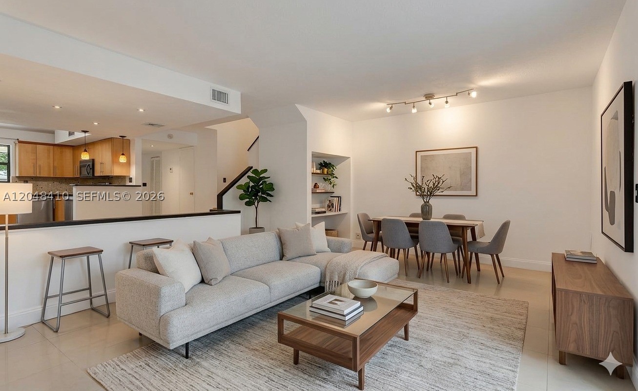 COUNTRY CLUB VILLAS TH CO - Residential