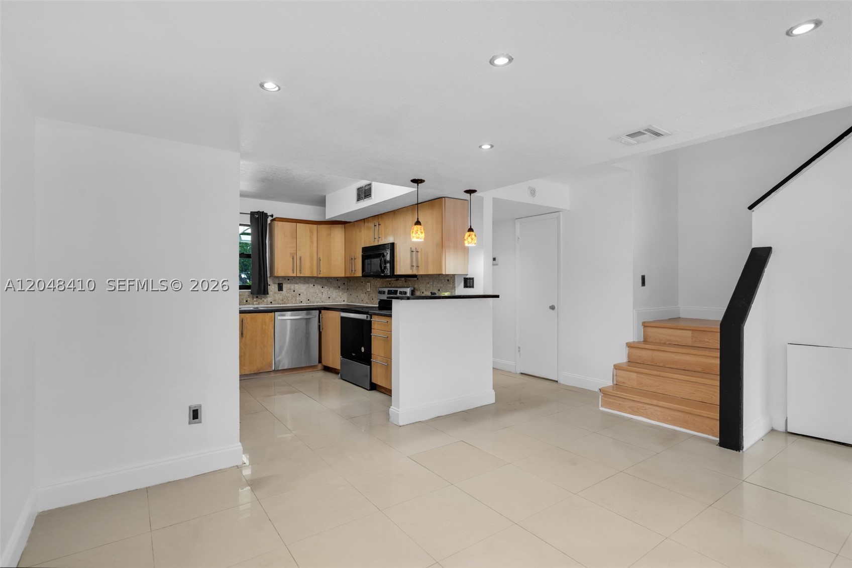 COUNTRY CLUB VILLAS TH CO - Residential