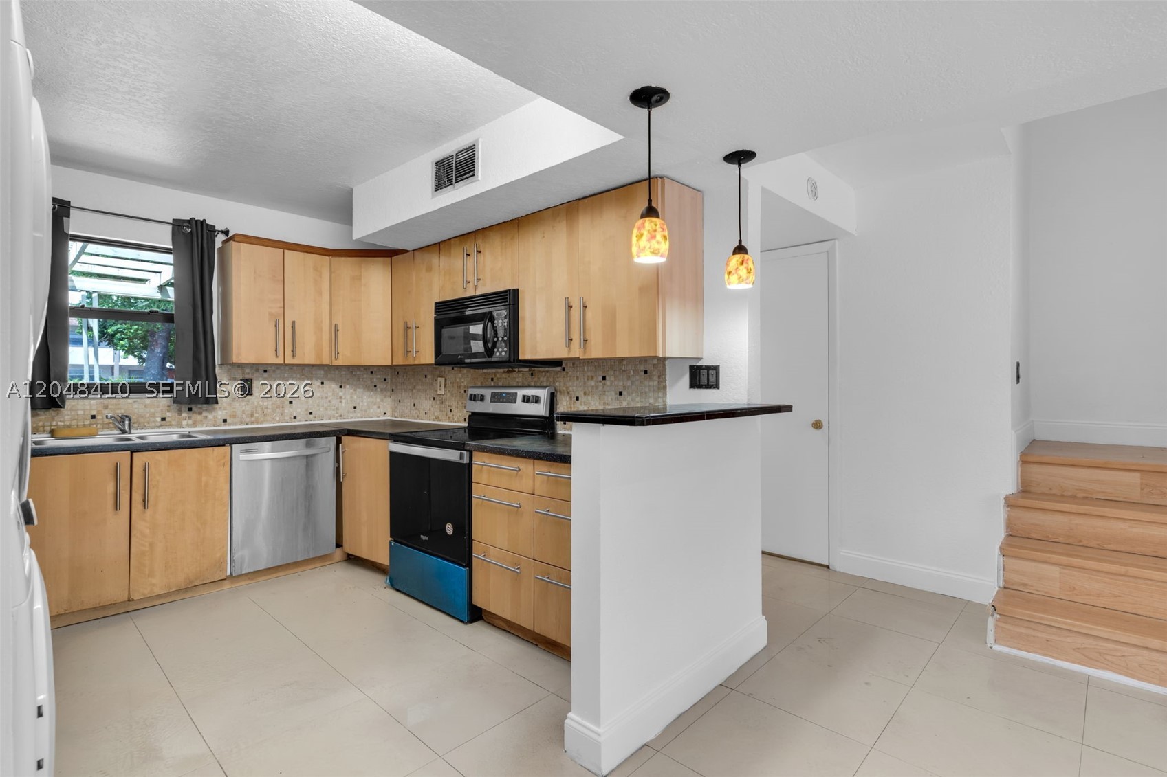COUNTRY CLUB VILLAS TH CO - Residential