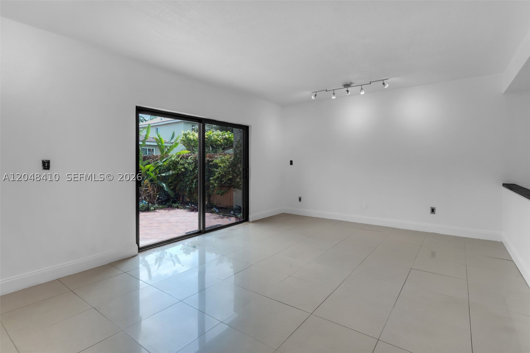 COUNTRY CLUB VILLAS TH CO - Residential