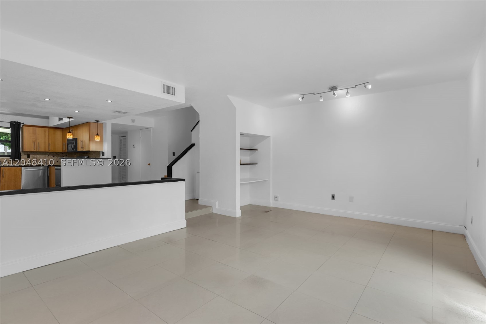 COUNTRY CLUB VILLAS TH CO - Residential