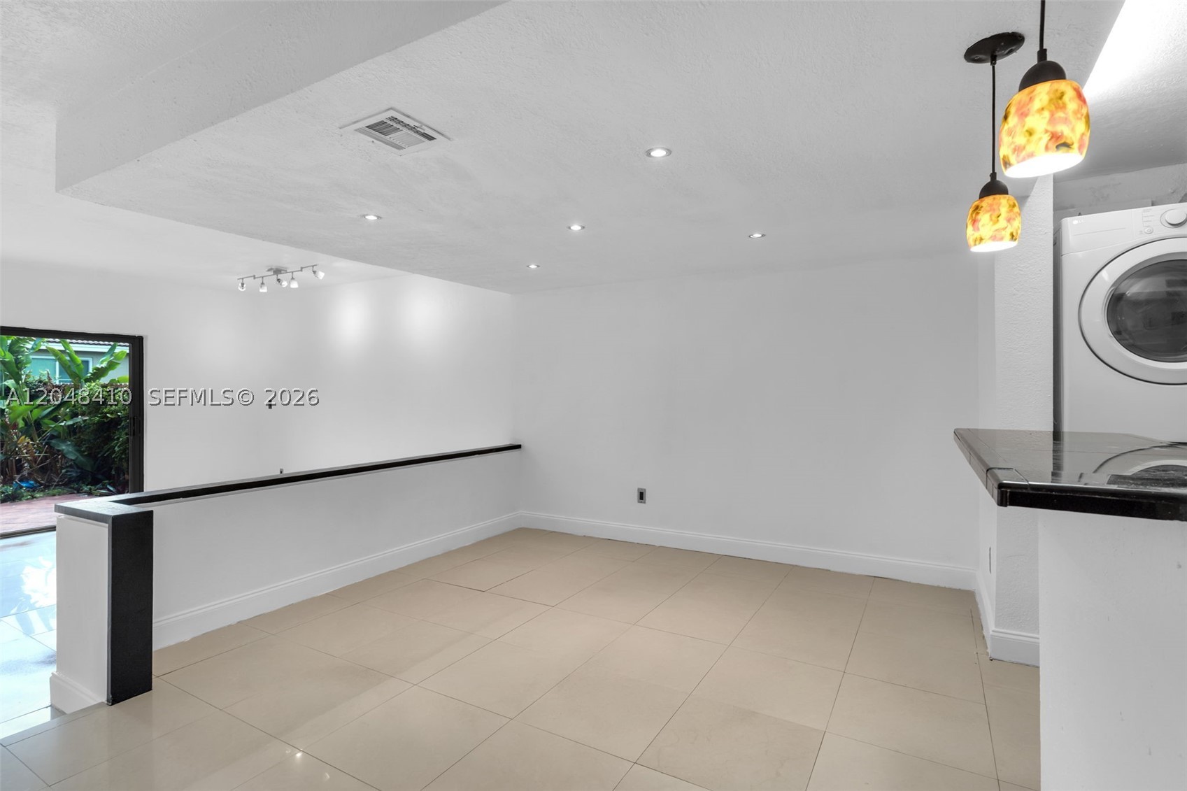 COUNTRY CLUB VILLAS TH CO - Residential