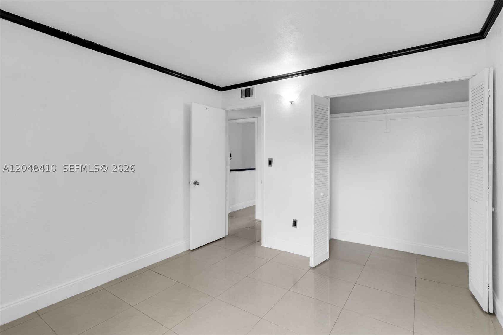 COUNTRY CLUB VILLAS TH CO - Residential
