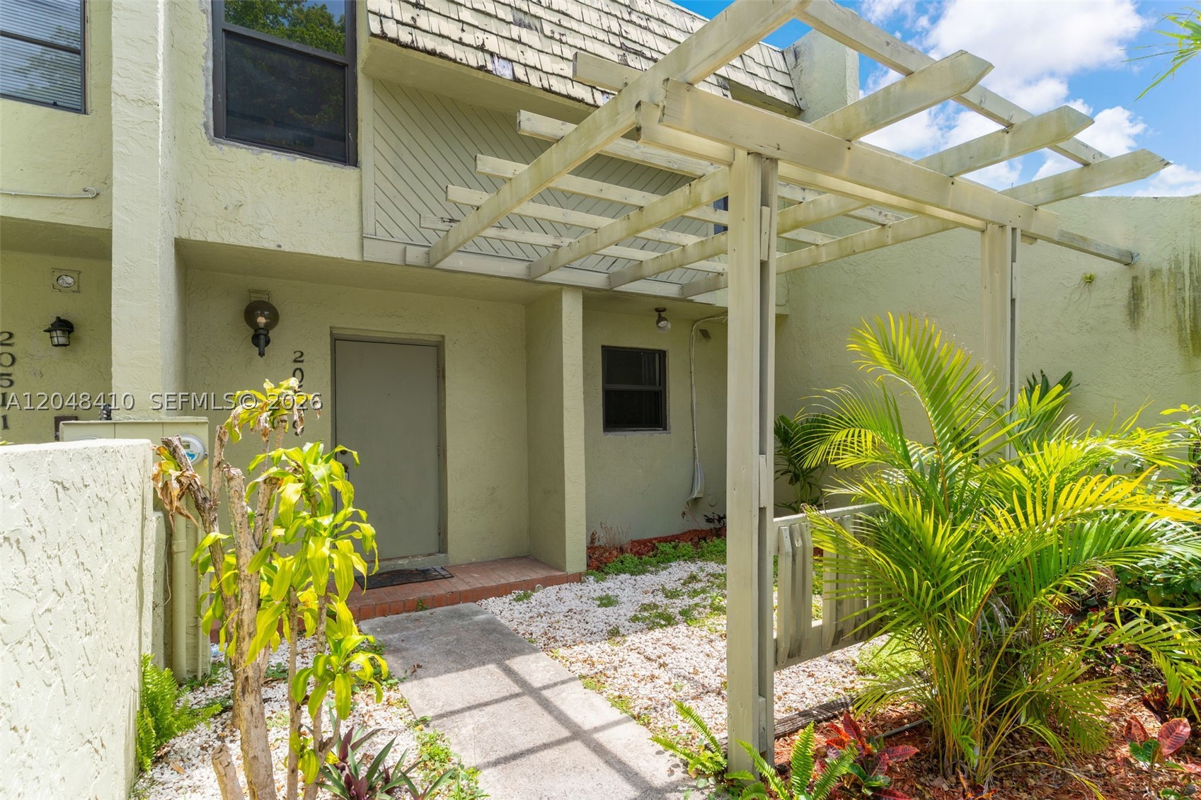 COUNTRY CLUB VILLAS TH CO - Residential