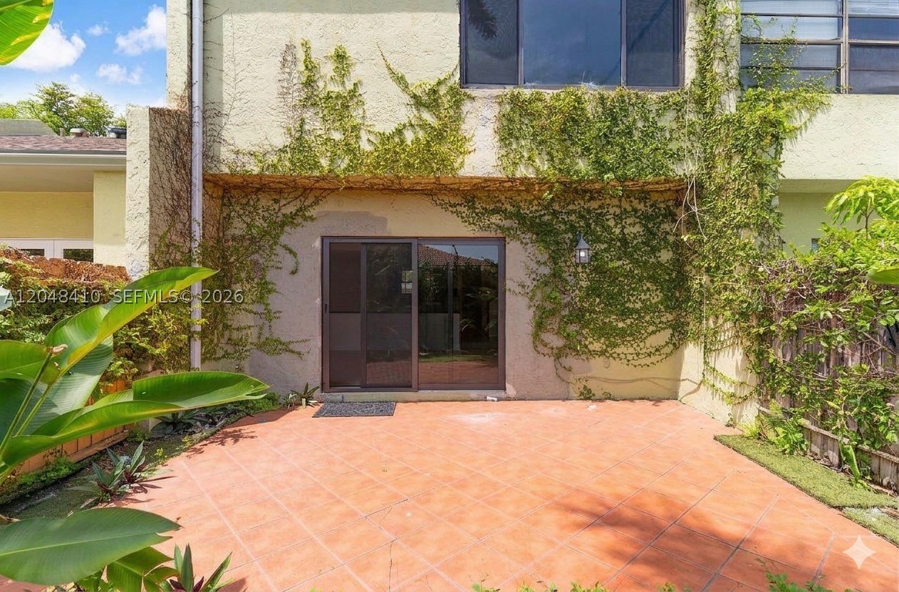 COUNTRY CLUB VILLAS TH CO - Residential