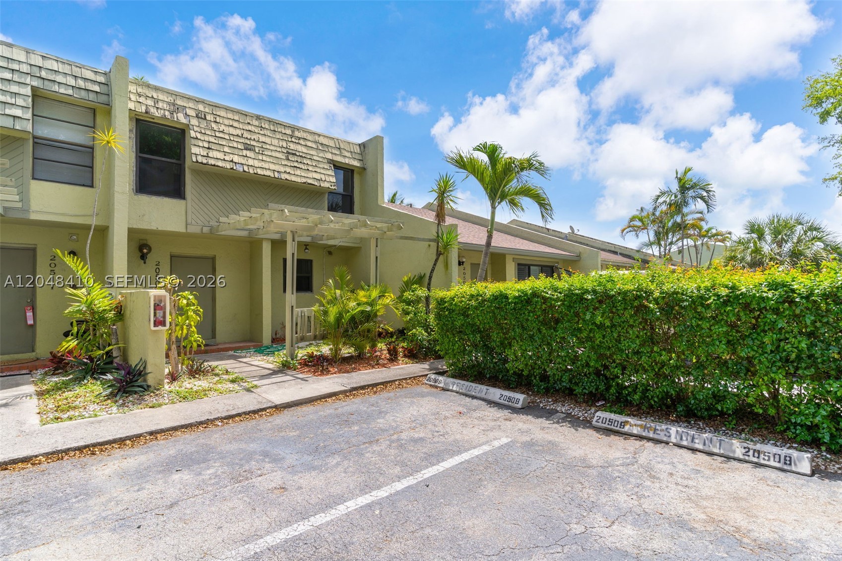 COUNTRY CLUB VILLAS TH CO - Residential