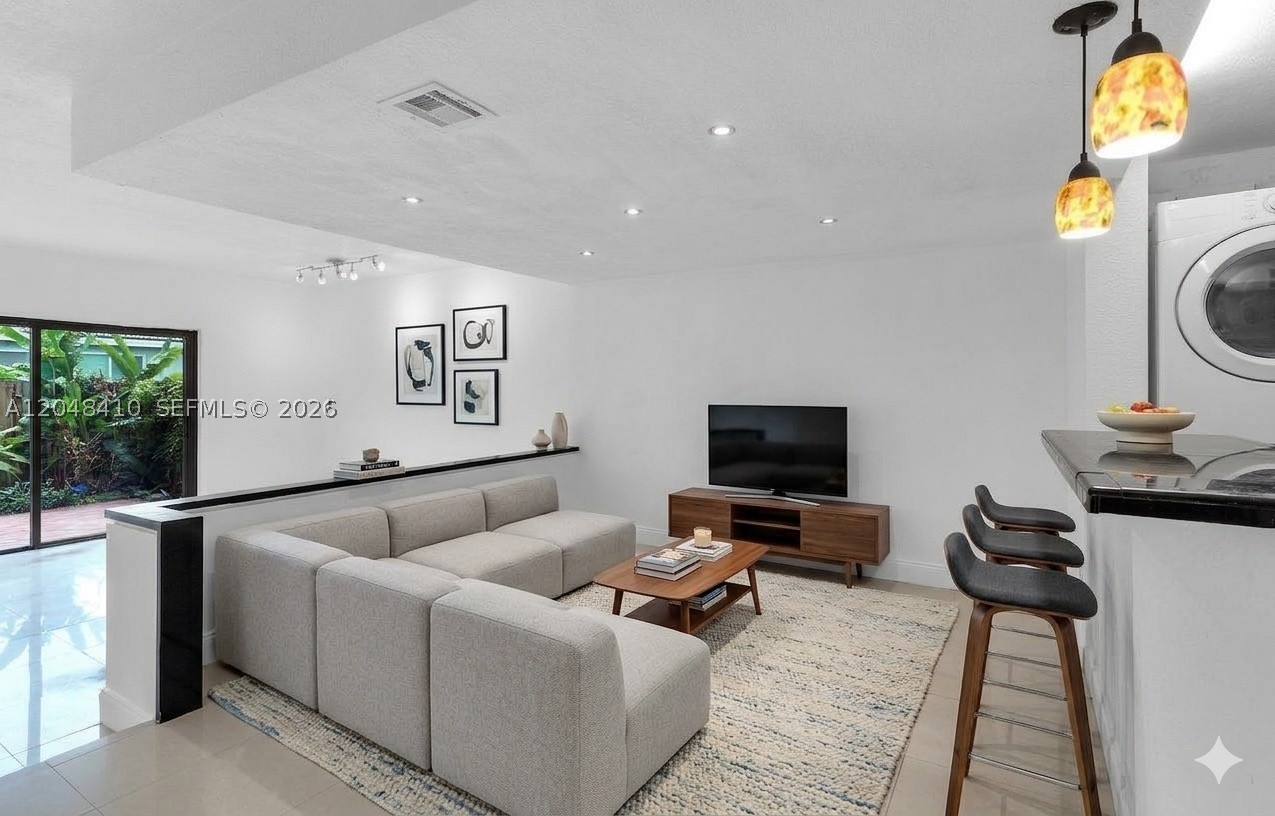 COUNTRY CLUB VILLAS TH CO - Residential