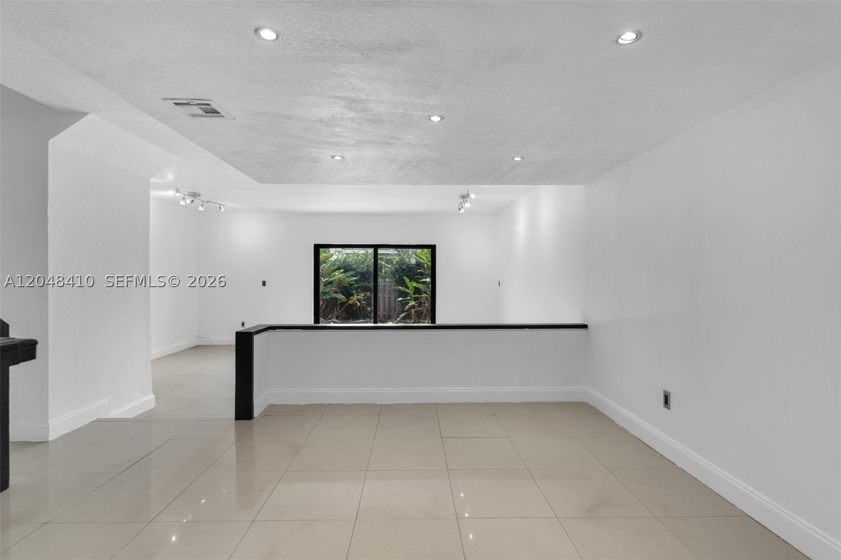 COUNTRY CLUB VILLAS TH CO - Residential