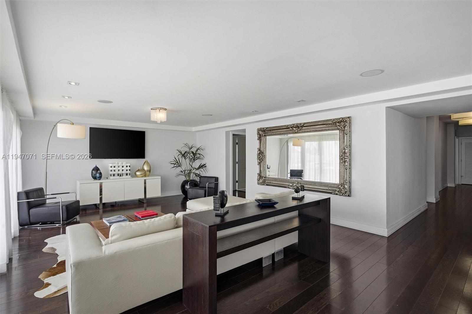 THE CARLYLE DECO HOTEL CO - Residential
