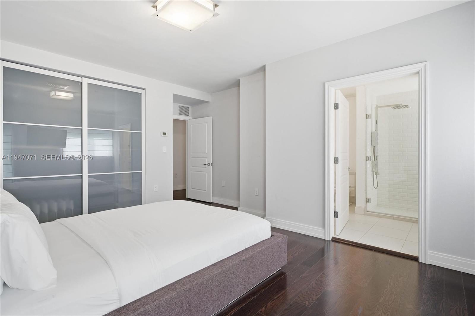 THE CARLYLE DECO HOTEL CO - Residential