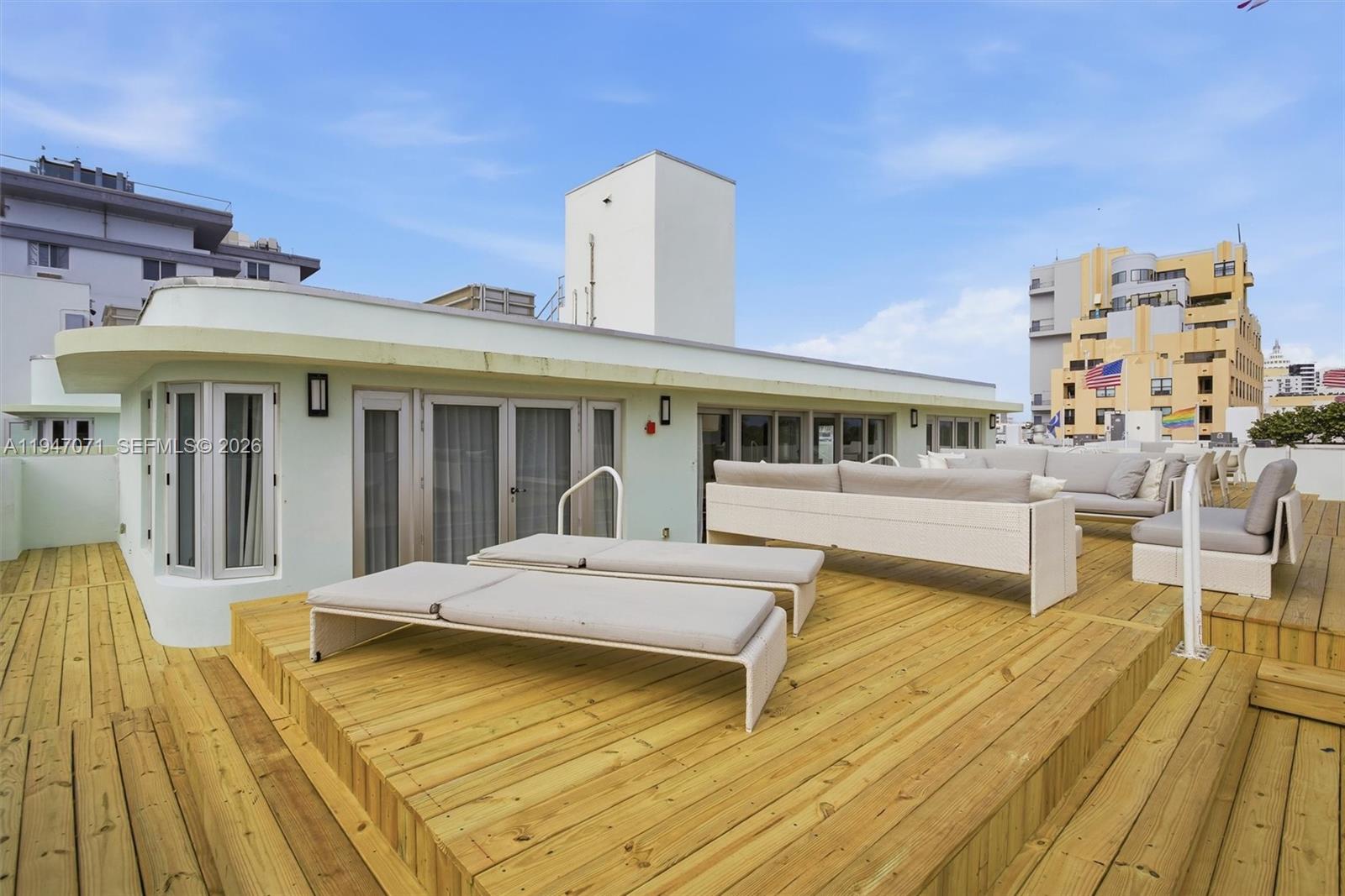 THE CARLYLE DECO HOTEL CO - Residential
