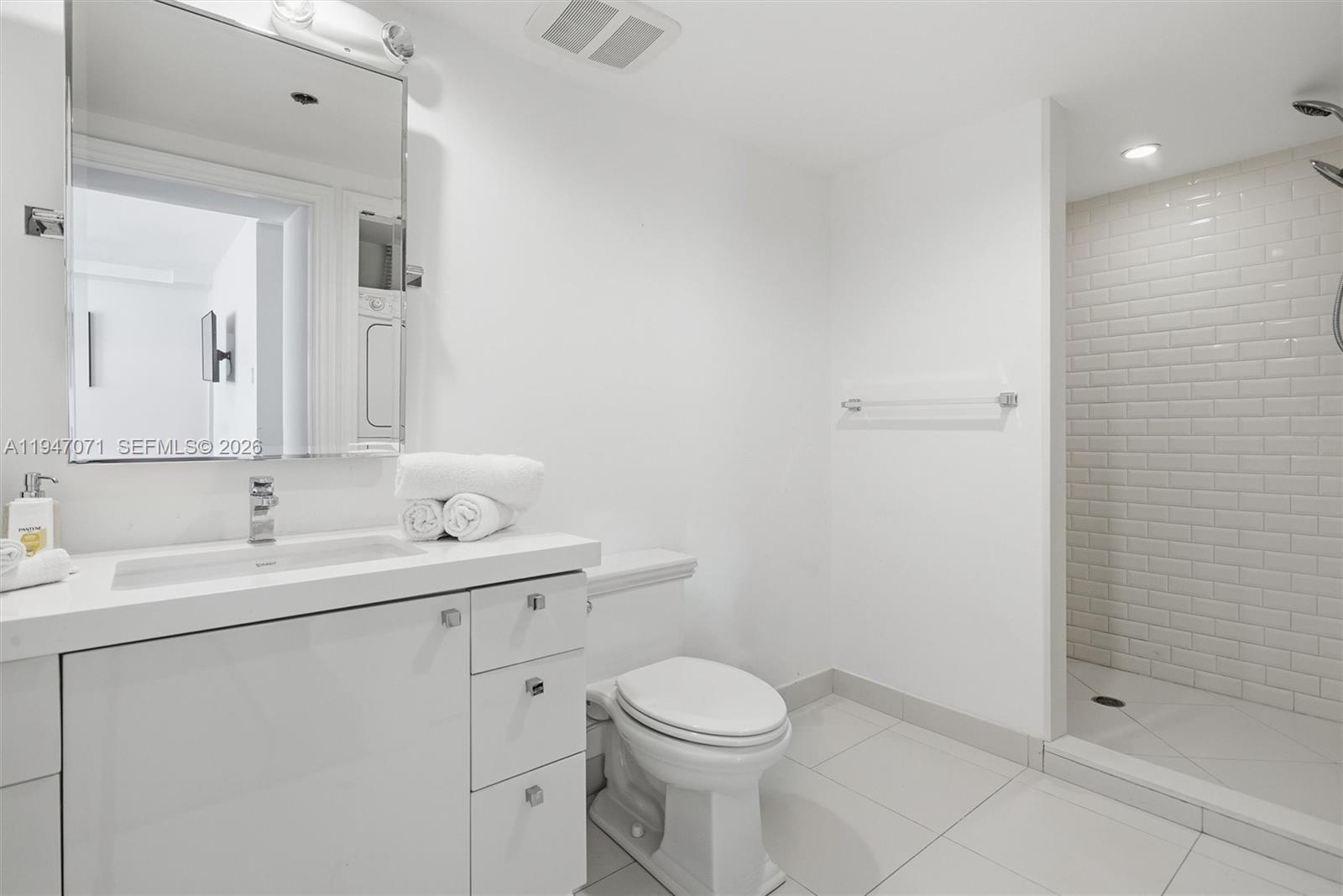 THE CARLYLE DECO HOTEL CO - Residential