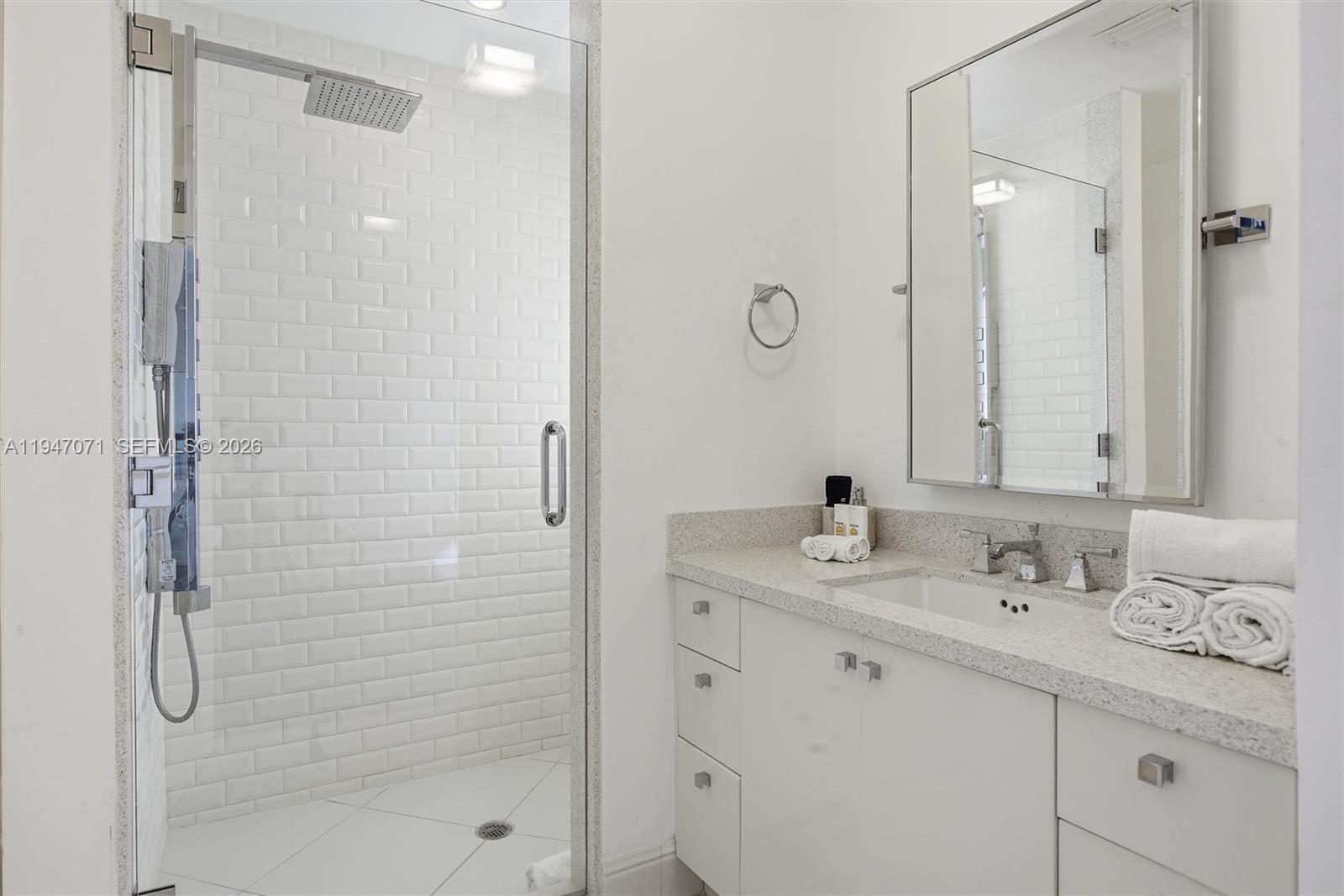THE CARLYLE DECO HOTEL CO - Residential