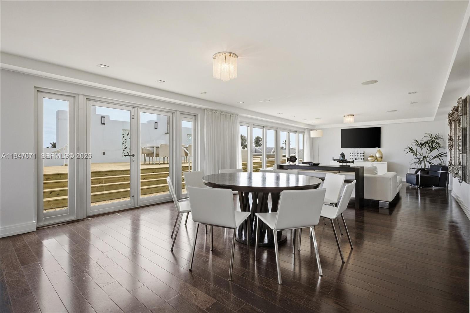 THE CARLYLE DECO HOTEL CO - Residential