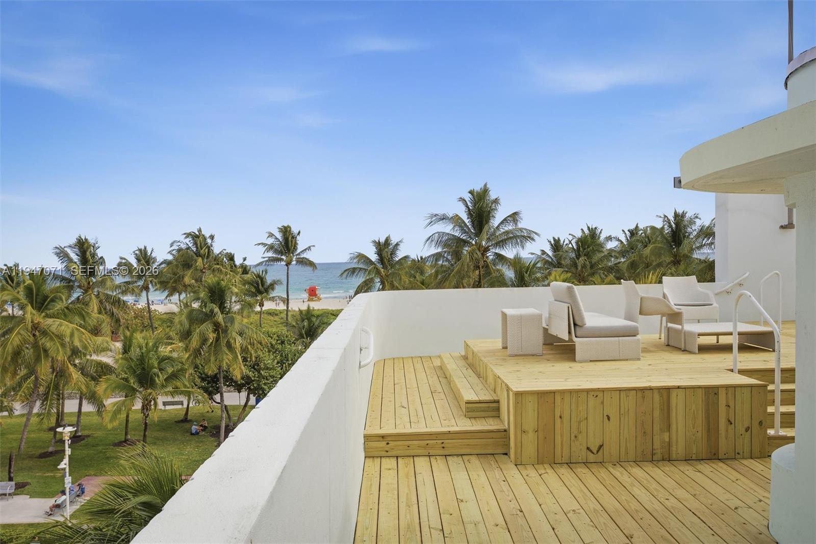 THE CARLYLE DECO HOTEL CO - Residential