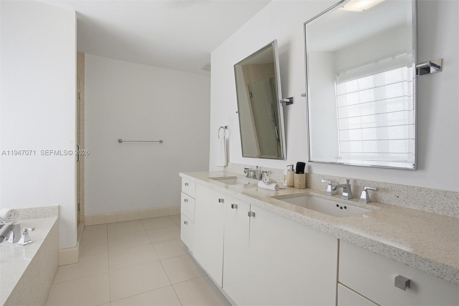 THE CARLYLE DECO HOTEL CO - Residential