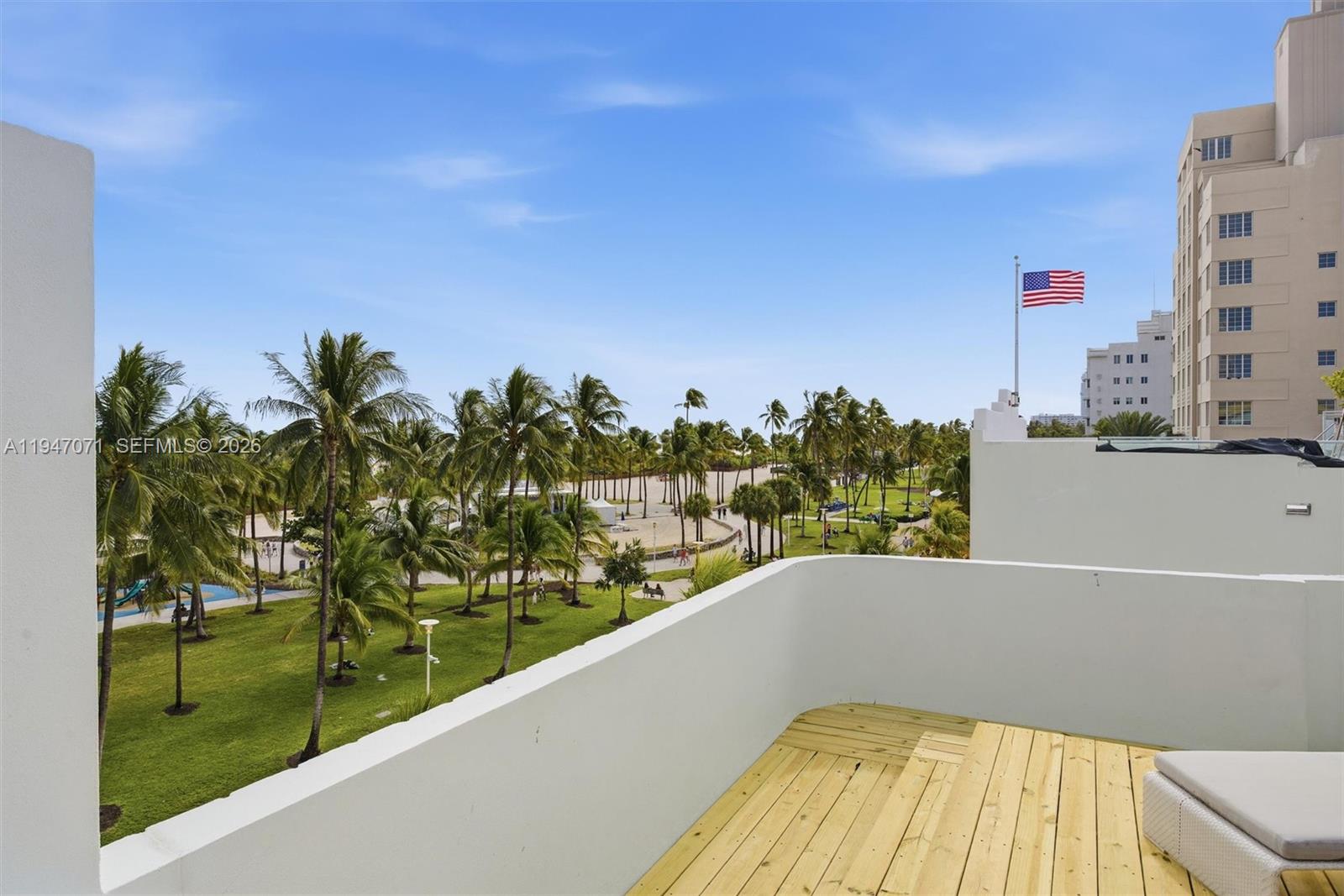 THE CARLYLE DECO HOTEL CO - Residential