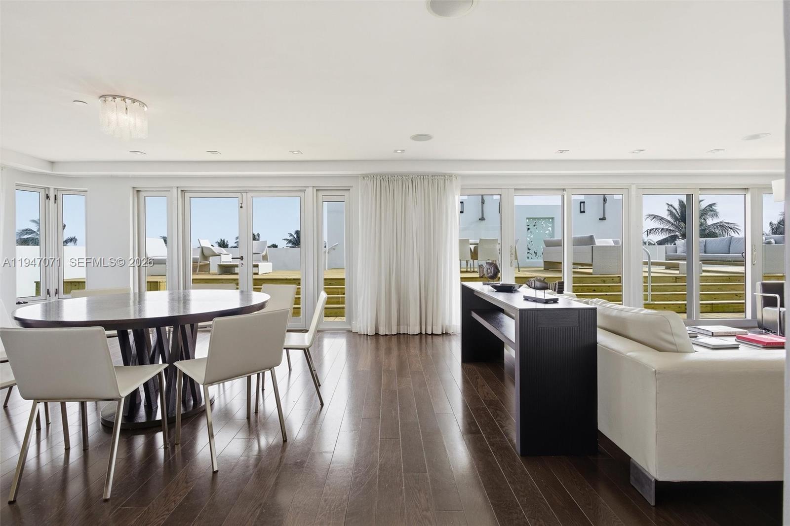 THE CARLYLE DECO HOTEL CO - Residential
