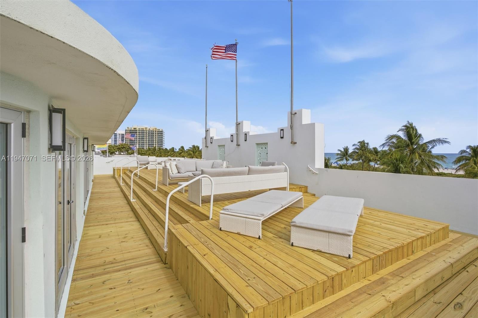 THE CARLYLE DECO HOTEL CO - Residential