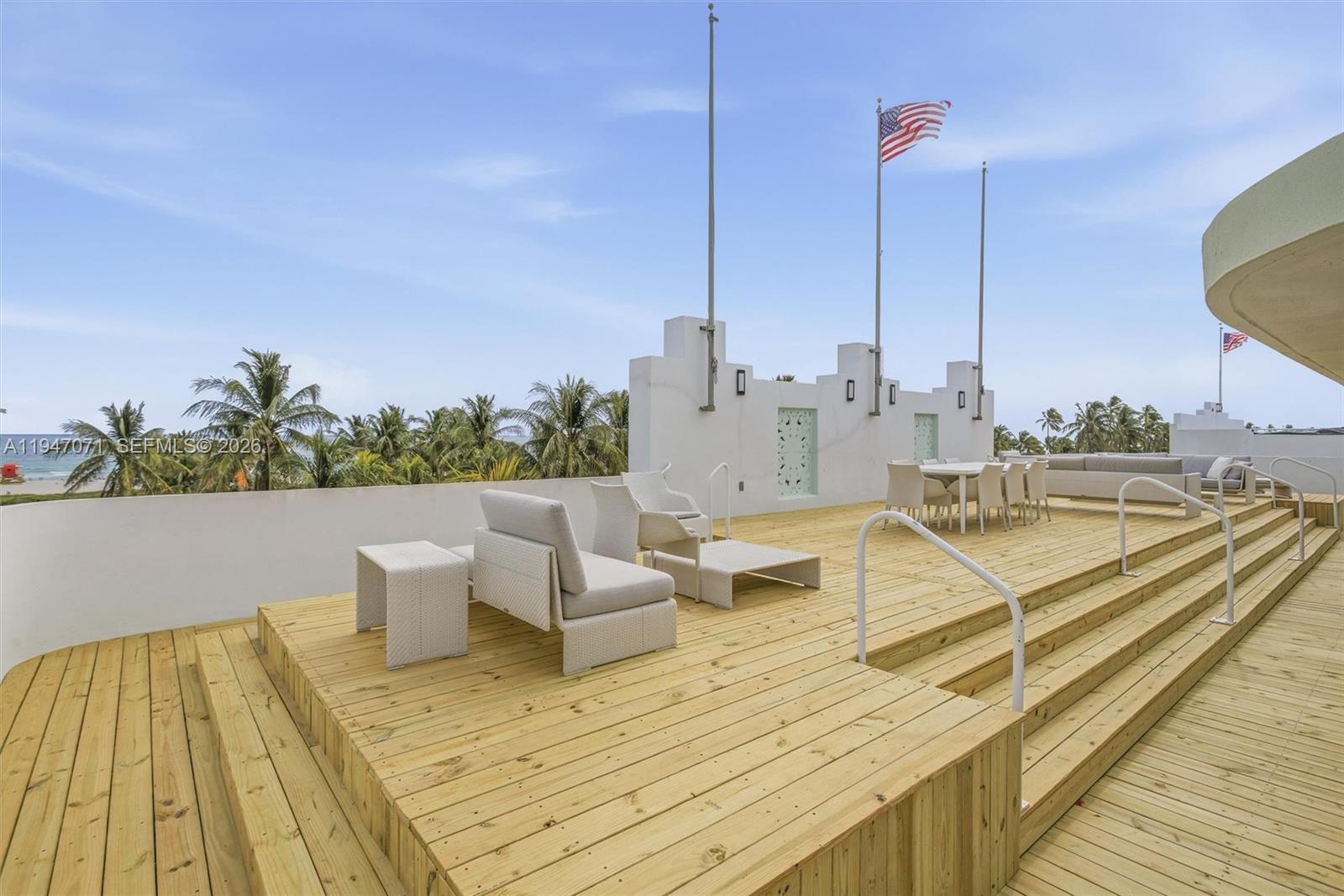 THE CARLYLE DECO HOTEL CO - Residential