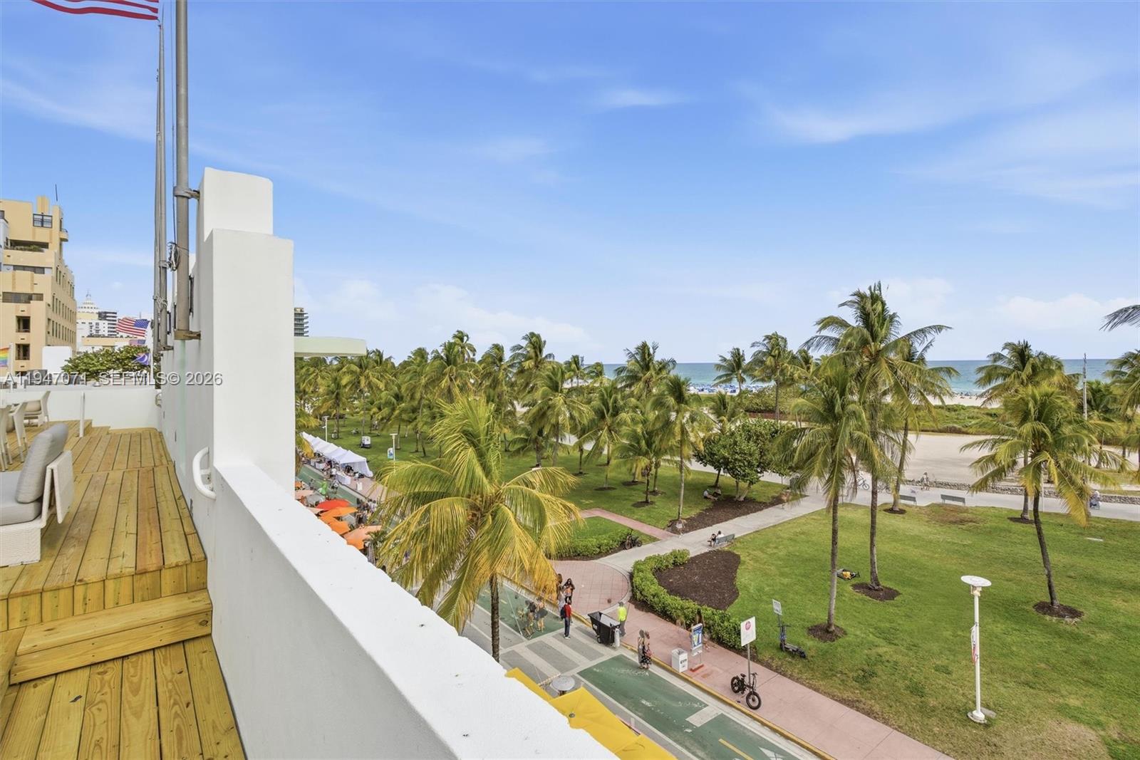 THE CARLYLE DECO HOTEL CO - Residential