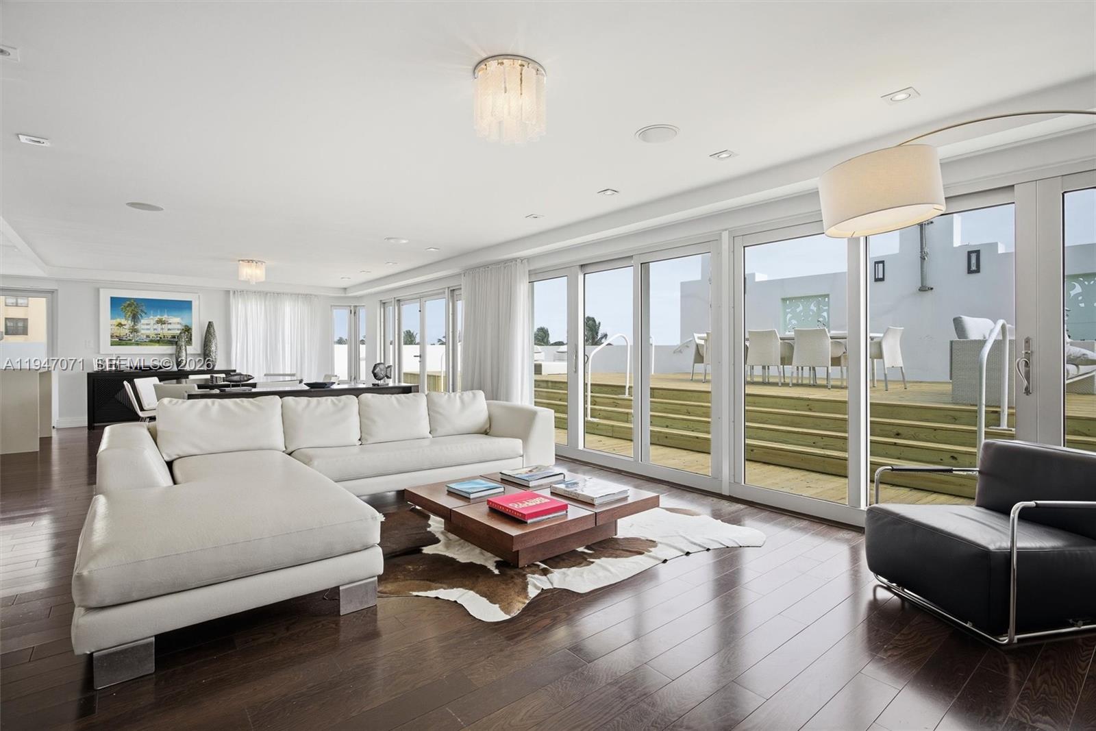 THE CARLYLE DECO HOTEL CO - Residential