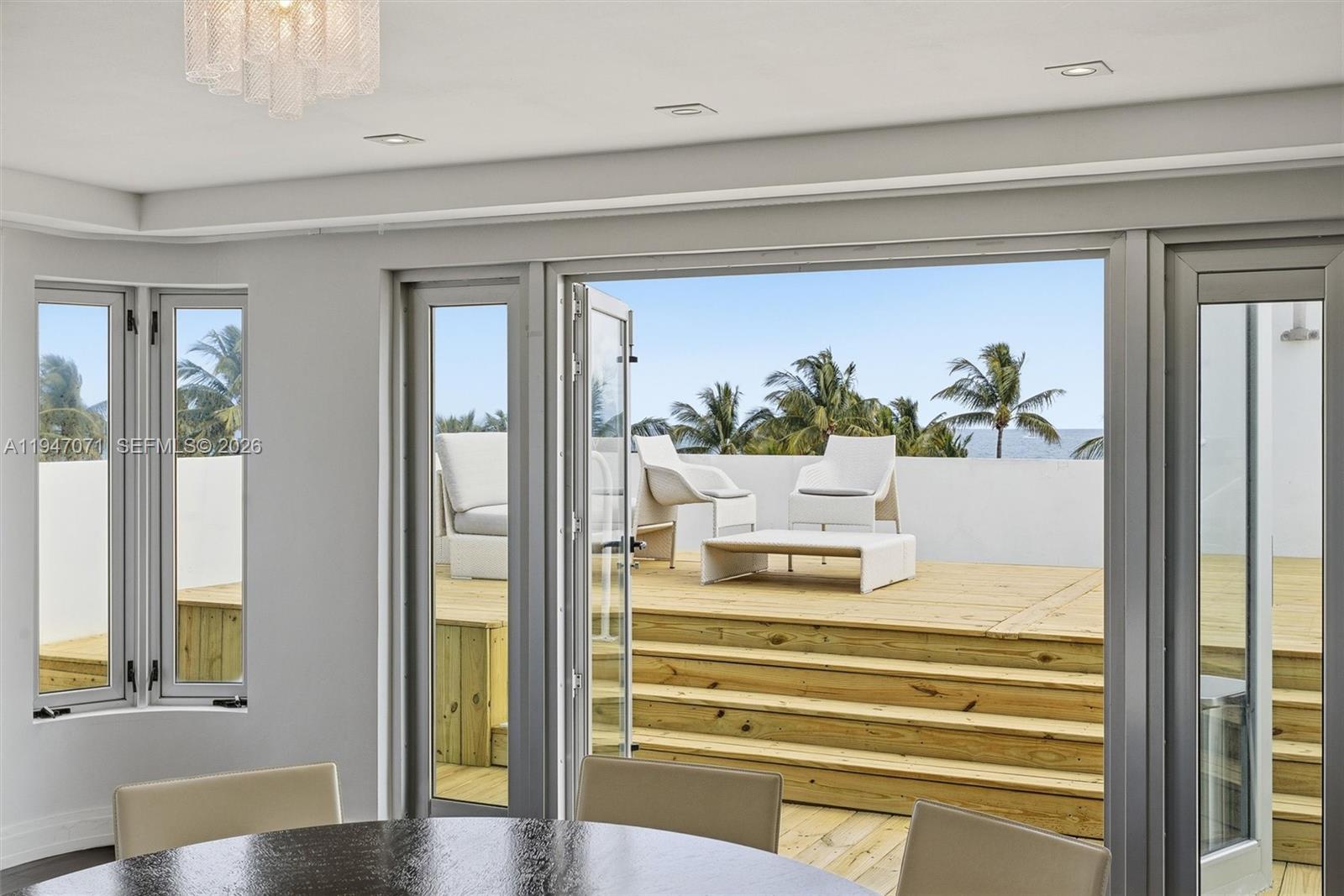 THE CARLYLE DECO HOTEL CO - Residential