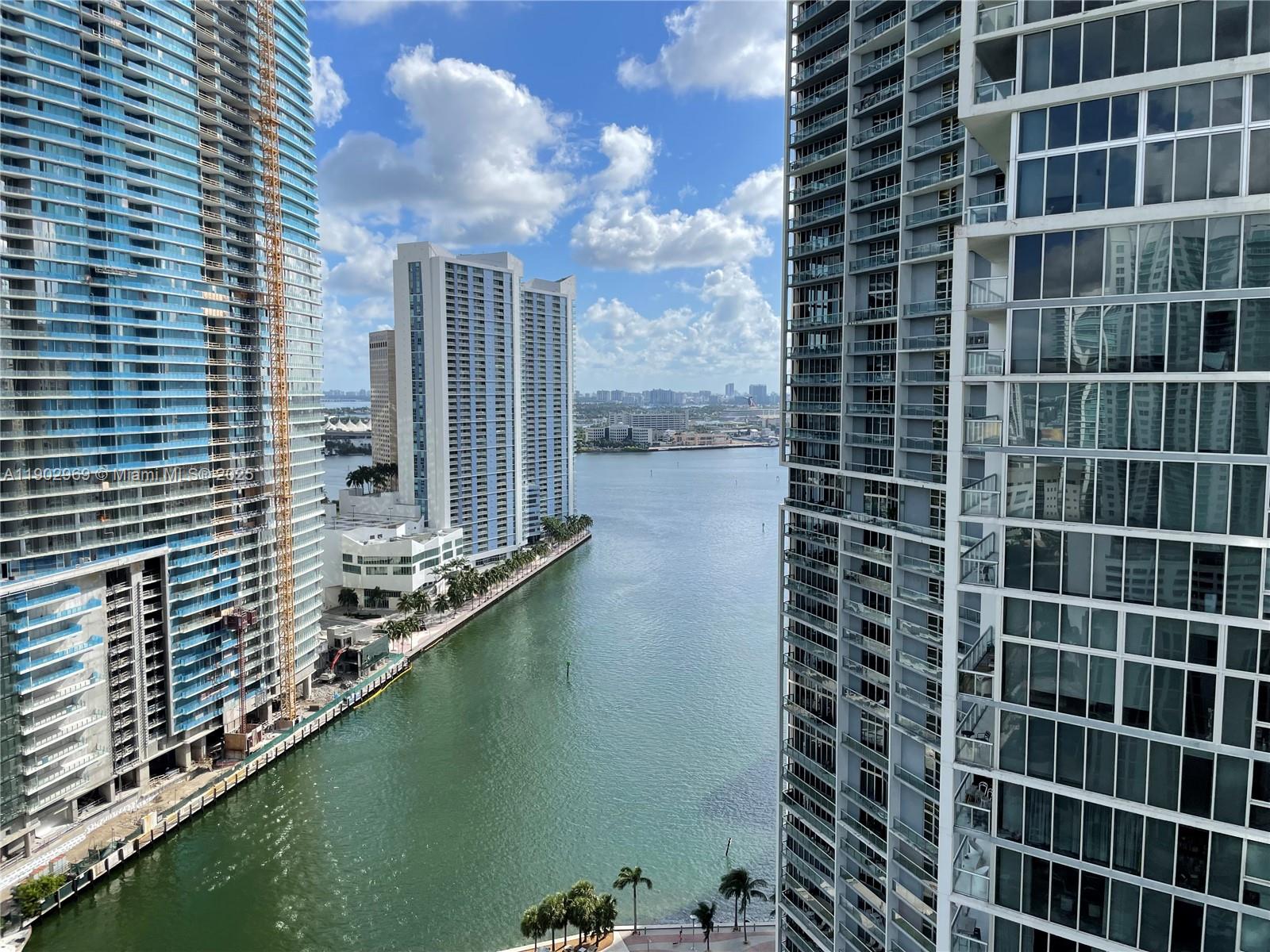 Luxury and 5-star amenities stunning apartment with 2BR/2BR. A panoramic deck with the largest swimming pool complex in the US overlooking the ocean from the 15th floor. And prime location right in the epicenter of Miami’s fine dining, chic shopping, and art scene. Perfect for investors or second home, the building allows Airbnb rentals, making a great opporunity to lease.
Enjoy 26rd-floor views of the Ocean, the Miami River, and Downtown. Enjoy the great natural light and large windows. Both bathrooms are generouslysized with a primary suite, offering an end suite bath for added convenience. The open concept leaving and dining area is perfect for entertaining or relaxing. This unit is greatfind for those looking to maximize their investment potential.